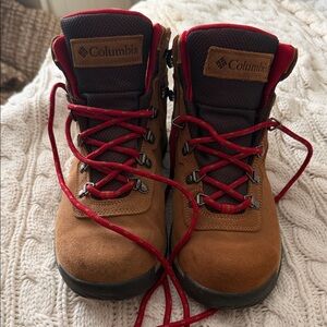 Columbia Newton Ridge Plus Women’s Suede Hiking Boots with Red Laces